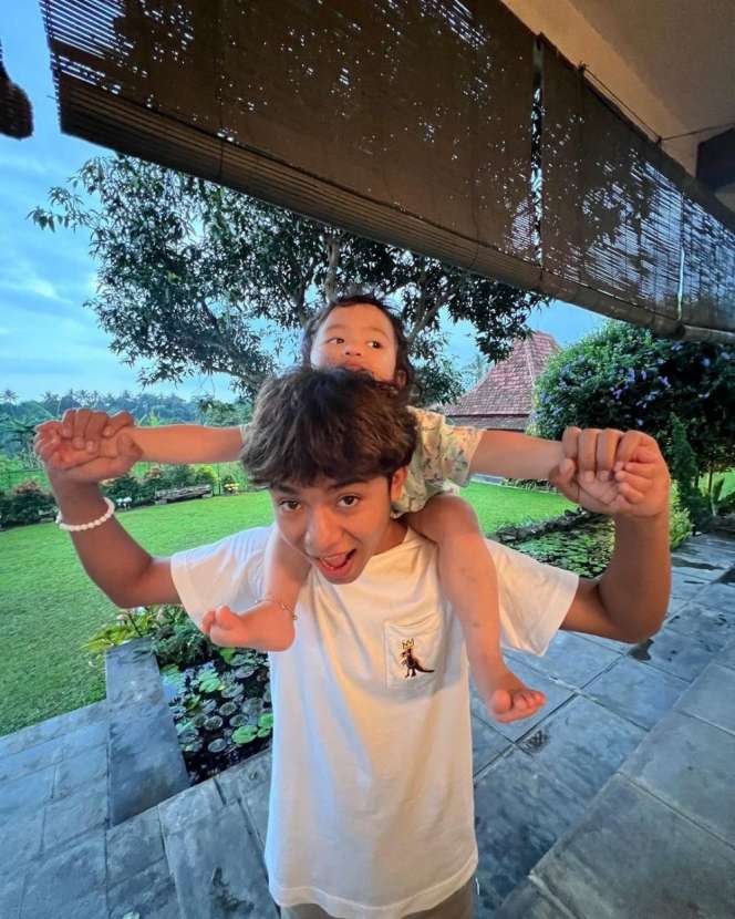 10 Potret Artis Momong Adik Kecilnya, Rafathar Gendong Rayyanza di Depan Orang-Orang Penting, Gemes Banget!