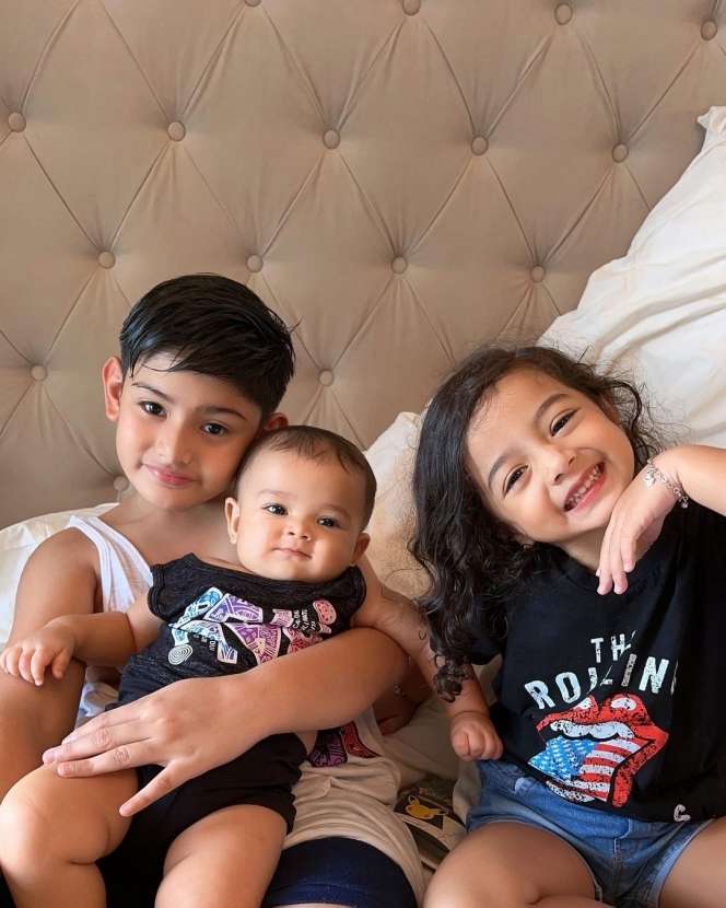 10 Potret Artis Momong Adik Kecilnya, Rafathar Gendong Rayyanza di Depan Orang-Orang Penting, Gemes Banget!