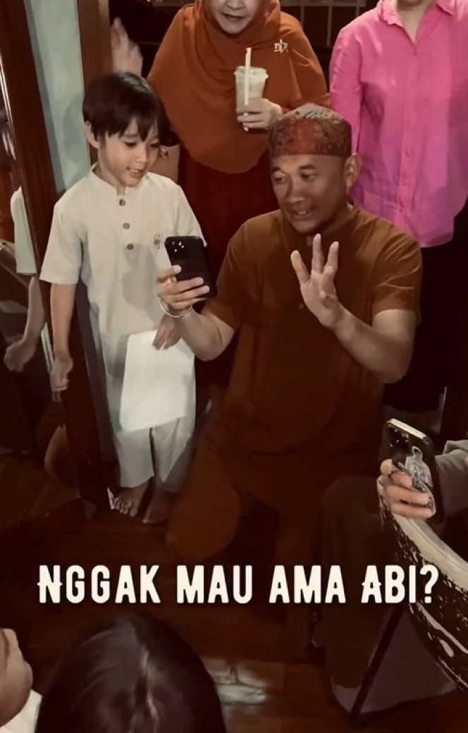 Momen Anak Bungsu Hanung Bramantyo Kabur Ketika Ingin Dipeluk