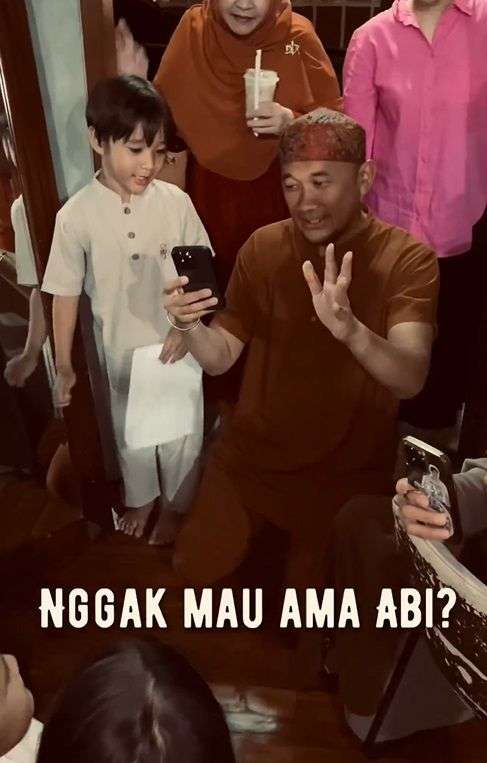 Momen Anak Bungsu Hanung Bramantyo Kabur Ketika Ingin Dipeluk