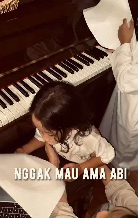 Momen Anak Bungsu Hanung Bramantyo Kabur Ketika Ingin Dipeluk