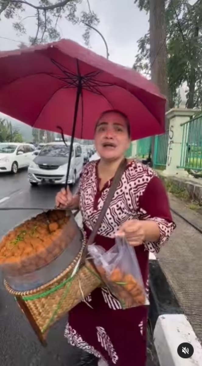 Masih Ingat Ana Shirley, Bidadari Seksi Warkop DKI? Tak Laku Syuting, Kini Jualan Tahu Sumedang di Jalanan, Ini Potretnya