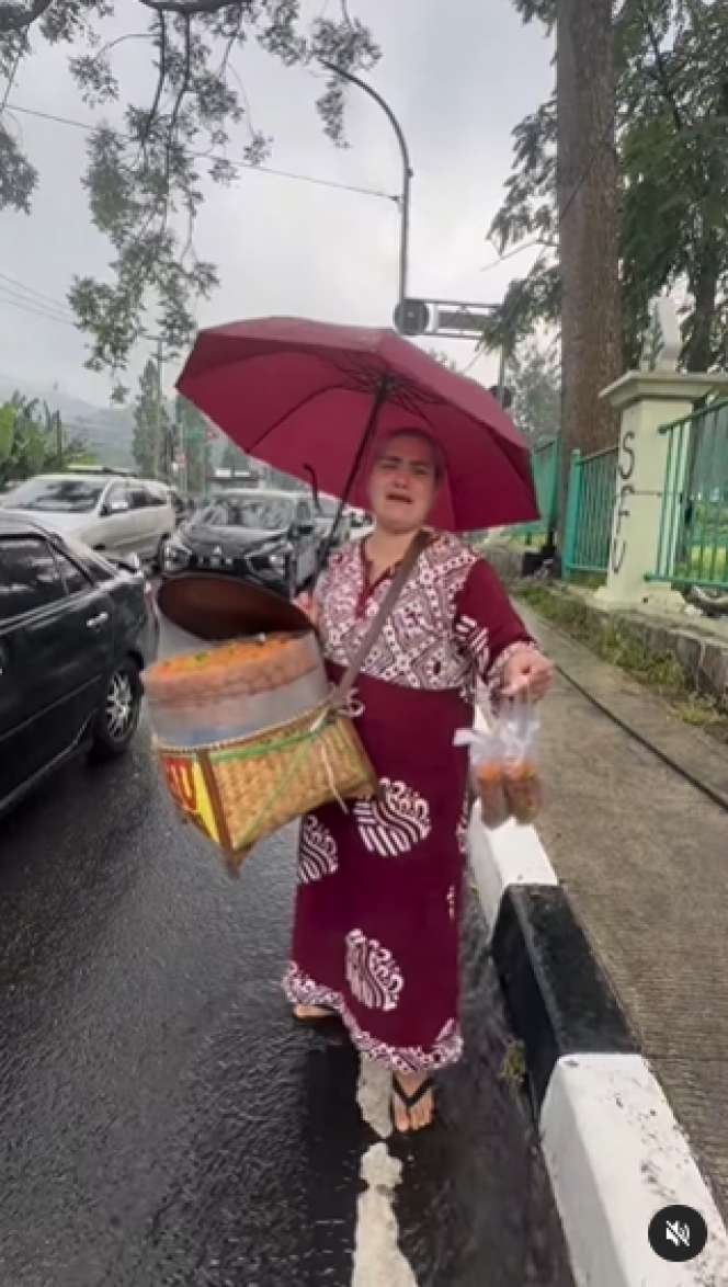Masih Ingat Ana Shirley, Bidadari Seksi Warkop DKI? Tak Laku Syuting, Kini Jualan Tahu Sumedang di Jalanan, Ini Potretnya