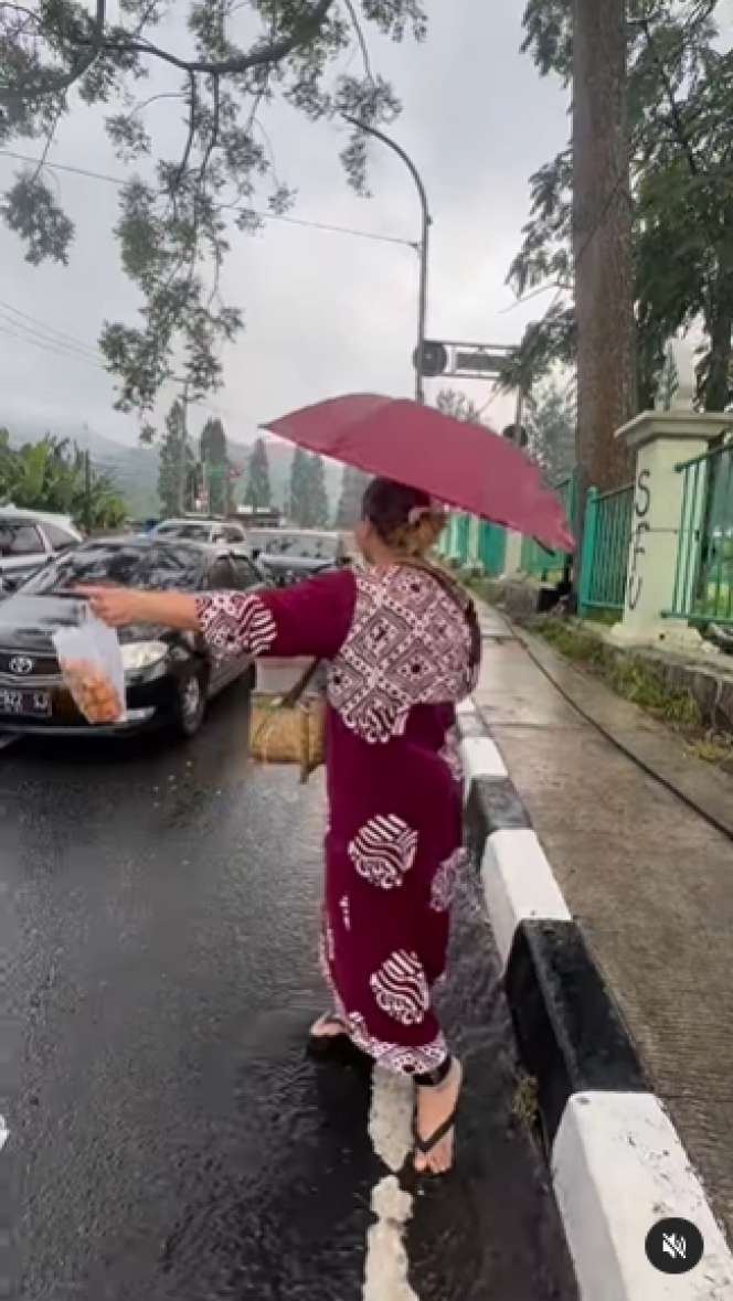 Masih Ingat Ana Shirley, Bidadari Seksi Warkop DKI? Tak Laku Syuting, Kini Jualan Tahu Sumedang di Jalanan, Ini Potretnya