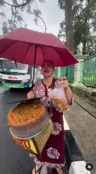 Masih Ingat Ana Shirley, Bidadari Seksi Warkop DKI? Tak Laku Syuting, Kini Jualan Tahu Sumedang di Jalanan, Ini Potretnya