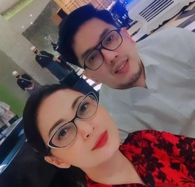 Potret Romantis Della Puspita Bareng Suami Baru