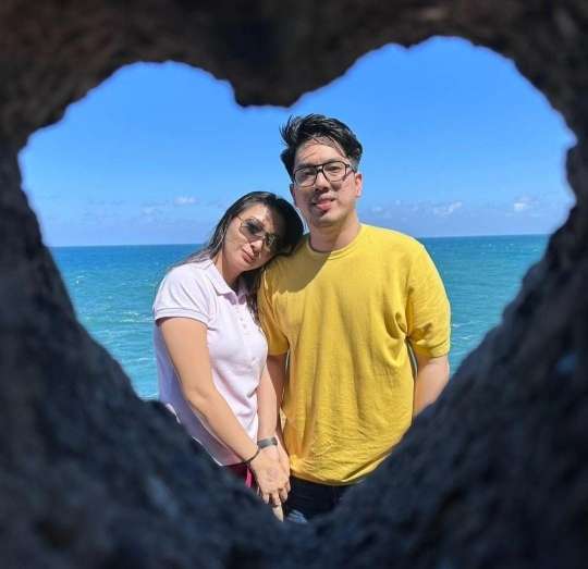 Potret Romantis Della Puspita Bareng Suami Baru