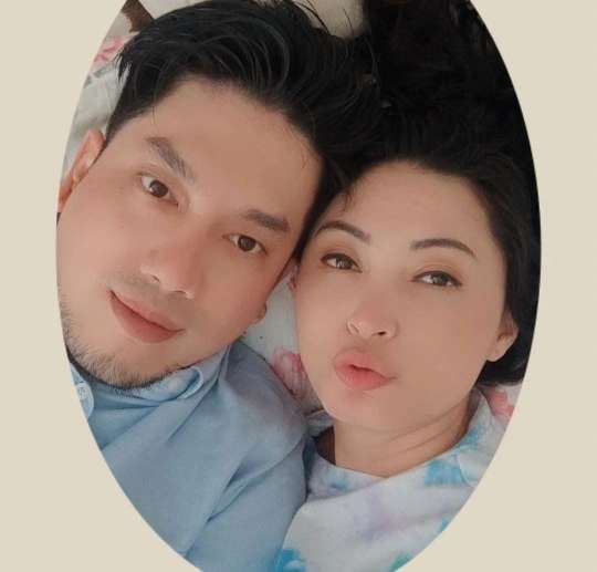 Potret Romantis Della Puspita Bareng Suami Baru