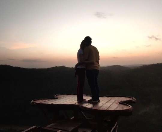 Potret Romantis Della Puspita Bareng Suami Baru