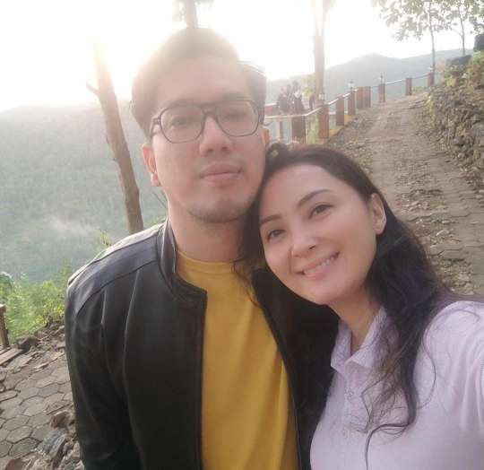 Potret Romantis Della Puspita Bareng Suami Baru