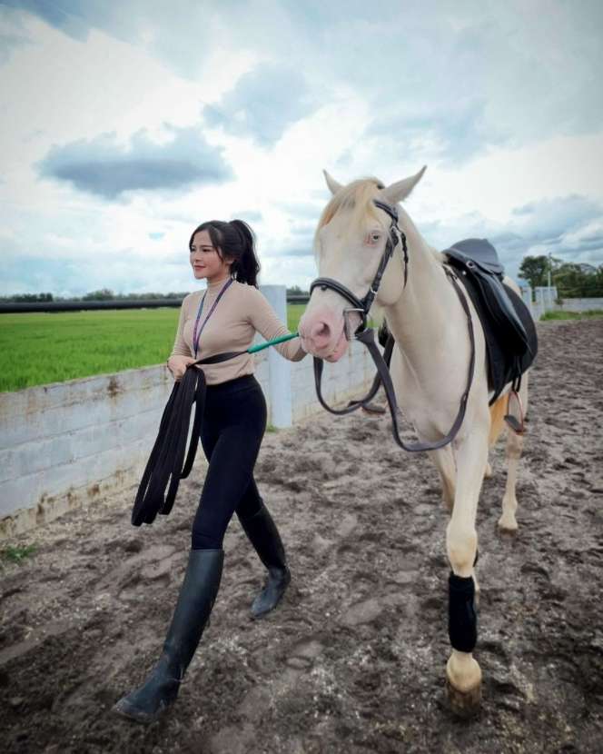Potret Pacar Baru Denny Caknan, Bella Bonita yang Hobi Olahraga Berkuda