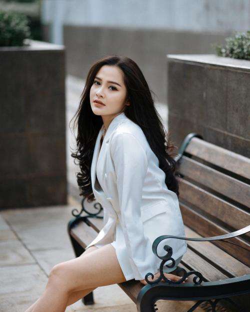 Potret Pacar Baru Denny Caknan, Bella Bonita yang Hobi Olahraga Berkuda