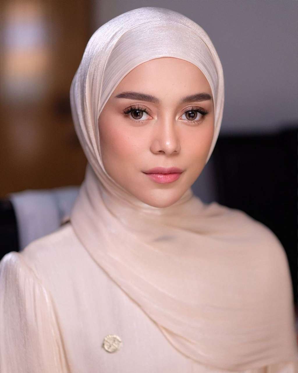 Bocah Imut Ini Ternyata Penyanyi Terkenal, Dulu Hidup Sederhana dan Tinggal di Rumah Berdinding Bambu, Kini Kariernya Meroket Tajam!