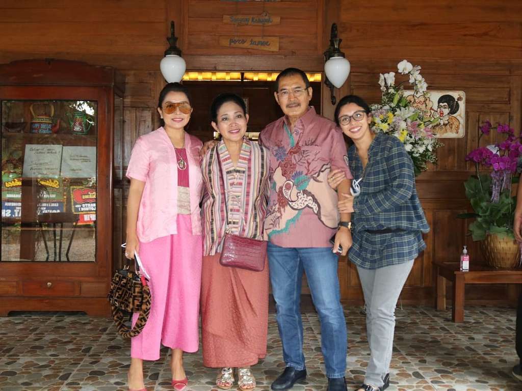 Sosok yang Dipeluk Nike Ardilla Ini Ternyata Bukan Orang Sembarangan, Cucunya Presiden Soeharto, Kini Jadi Konglomerat