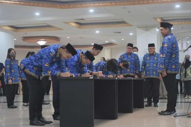 Bikin Pangling! Potret Anthony Ginting dan Jonathan Christie Pakai Peci dan Baju Korpri, Diangkat jadi PNS