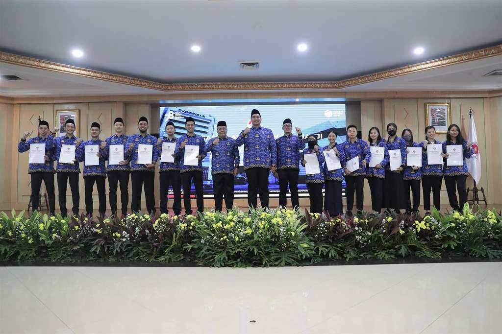 Bikin Pangling! Potret Anthony Ginting dan Jonathan Christie Pakai Peci dan Baju Korpri, Diangkat jadi PNS