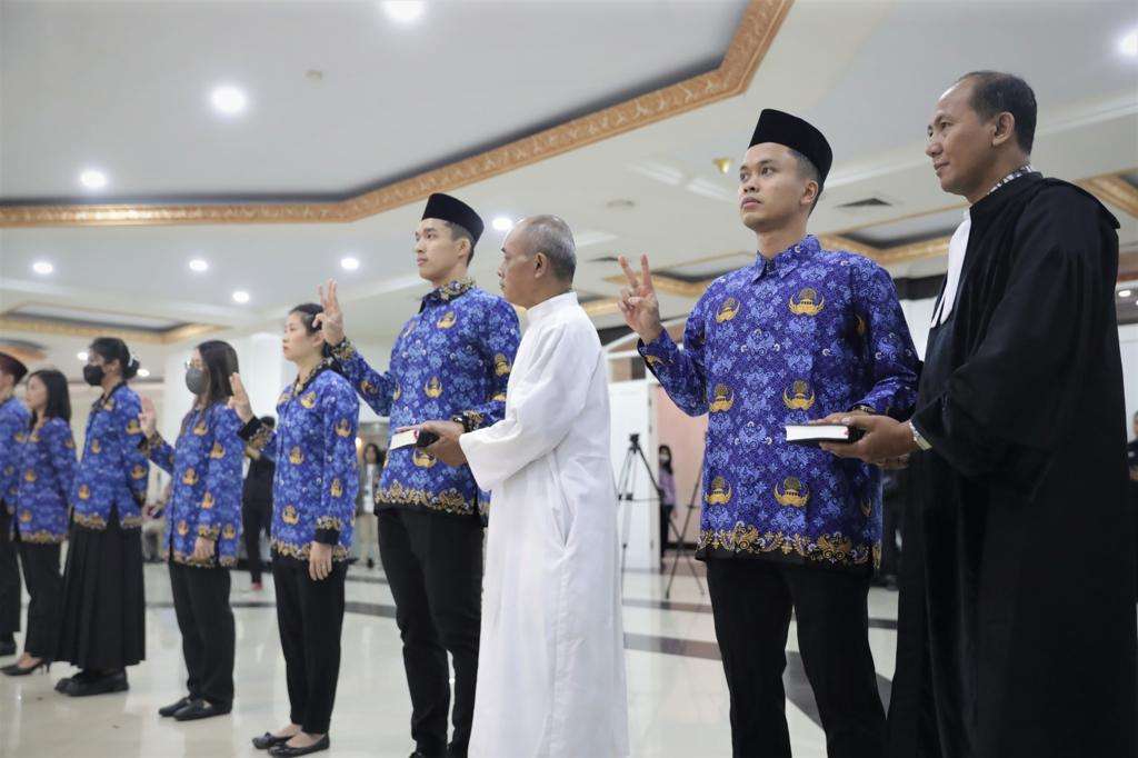 Bikin Pangling! Potret Anthony Ginting dan Jonathan Christie Pakai Peci dan Baju Korpri, Diangkat jadi PNS