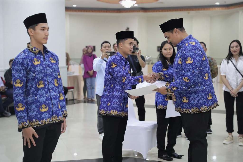 Bikin Pangling! Potret Anthony Ginting dan Jonathan Christie Pakai Peci dan Baju Korpri, Diangkat jadi PNS