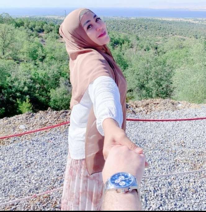 Pernah Idap Kanker Hingga Adopsi 21 Anak, Artis Cantik Ini Gagal Nikah 4 Kali, Kini Ceraikan Suami Bule Turki!
