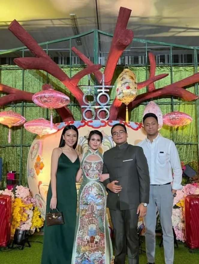 10 Potret Mewahnya Lamaran Anak Hotman Paris, Uang Angpao Bergepok-gepok Jadi Sorotan!