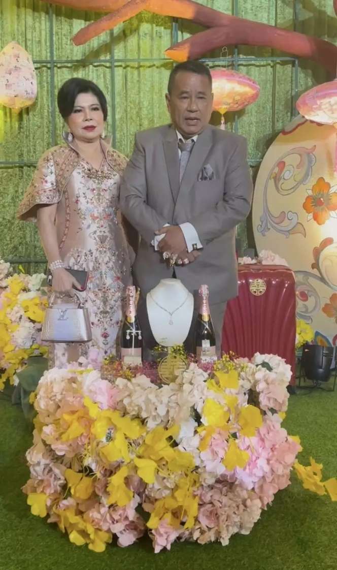 10 Potret Mewahnya Lamaran Anak Hotman Paris, Uang Angpao Bergepok-gepok Jadi Sorotan!