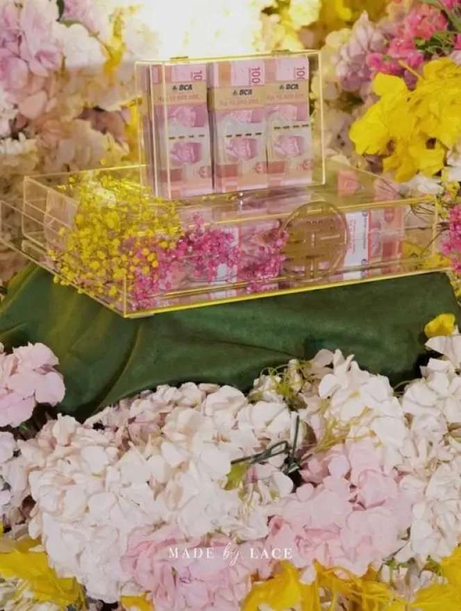 10 Potret Mewahnya Lamaran Anak Hotman Paris, Uang Angpao Bergepok-gepok Jadi Sorotan!