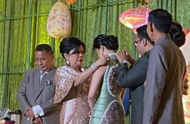 10 Potret Mewahnya Lamaran Anak Hotman Paris, Uang Angpao Bergepok-gepok Jadi Sorotan!