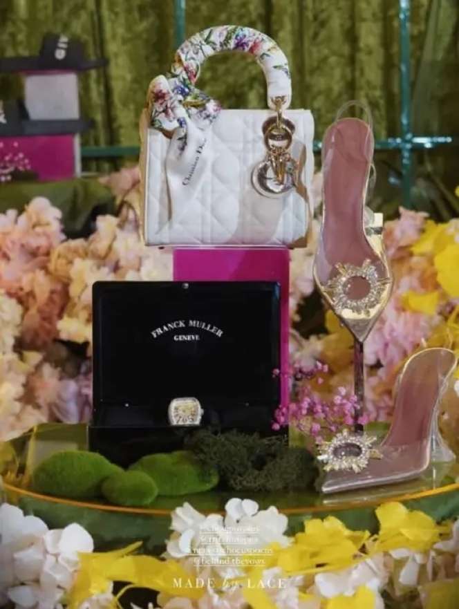 10 Potret Mewahnya Lamaran Anak Hotman Paris, Uang Angpao Bergepok-gepok Jadi Sorotan!