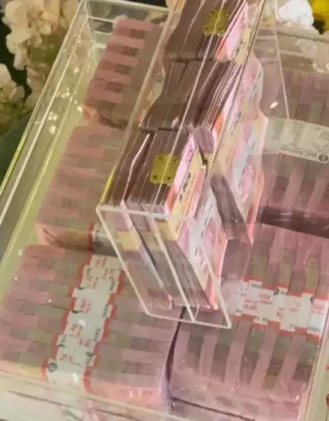 10 Potret Mewahnya Lamaran Anak Hotman Paris, Uang Angpao Bergepok-gepok Jadi Sorotan!