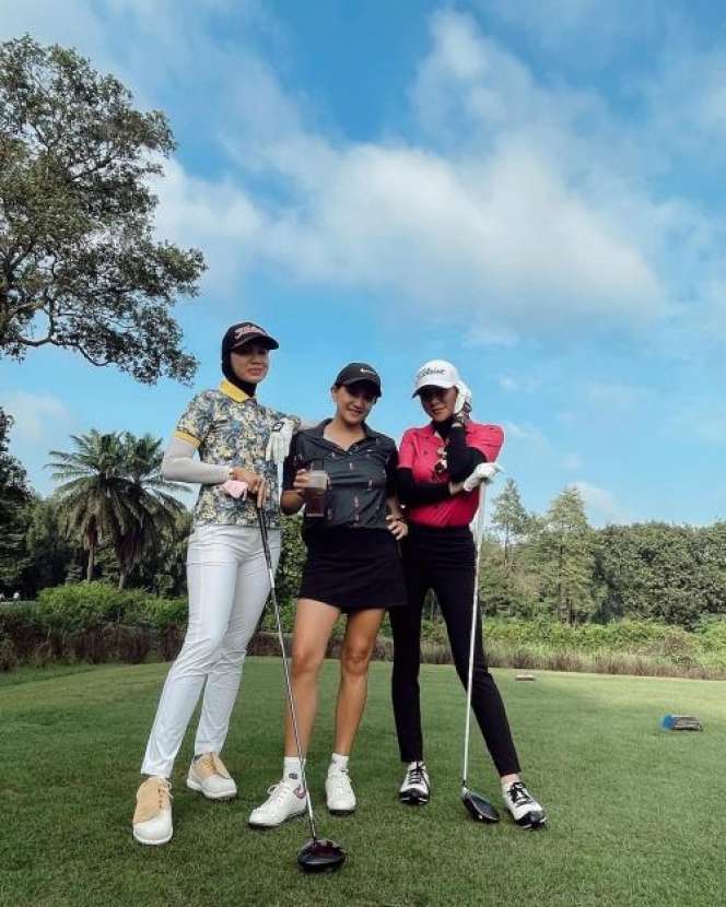 Potret Olla Ramlan Pakai Legging, Netizen Malah Was-Was