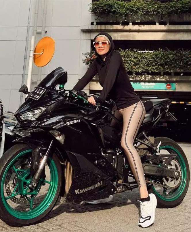 Potret Olla Ramlan Pakai Legging, Netizen Malah Was-Was