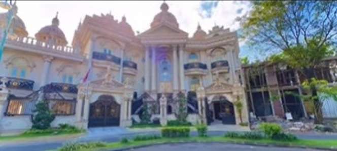 Potret Rumah Sultan Sidoarjo Saat Malam Hari, Penampakannya Bikin Melongo, Megah Bak Istana Kerajaan!