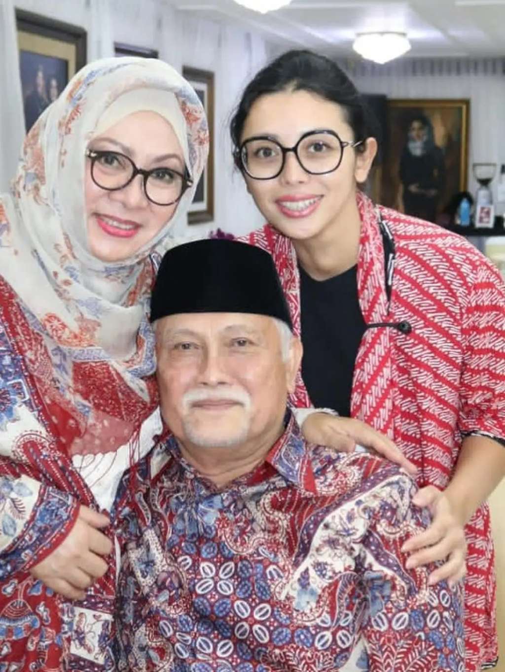 Gadis Kecil yang Dipeluk Nike Ardilla Ini Ternyata Cucu Presiden, Dulu Artis Terkenal Kini Konglomerat Paling Kaya