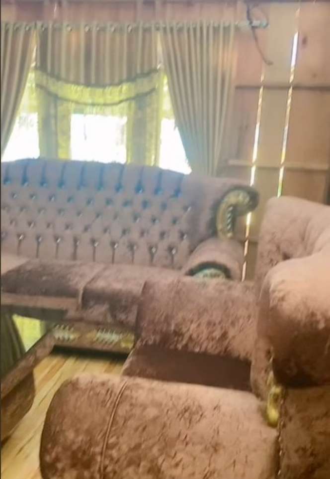 Potret Rumah Anti Sombong, Dari Luar Berdinding Kayu, Lihat Isi Dalamnya Penuh Perabotan Mewah!