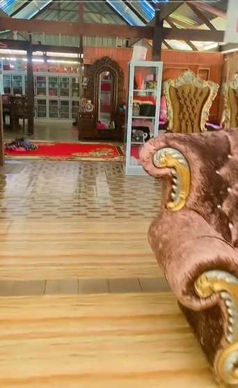 Potret Rumah Anti Sombong, Dari Luar Berdinding Kayu, Lihat Isi Dalamnya Penuh Perabotan Mewah!