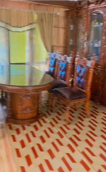 Potret Rumah Anti Sombong, Dari Luar Berdinding Kayu, Lihat Isi Dalamnya Penuh Perabotan Mewah!