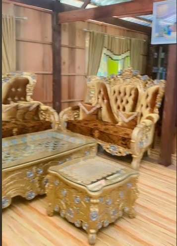 Potret Rumah Anti Sombong, Dari Luar Berdinding Kayu, Lihat Isi Dalamnya Penuh Perabotan Mewah!