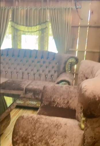 Potret Rumah Anti Sombong, Dari Luar Berdinding Kayu, Lihat Isi Dalamnya Penuh Perabotan Mewah!