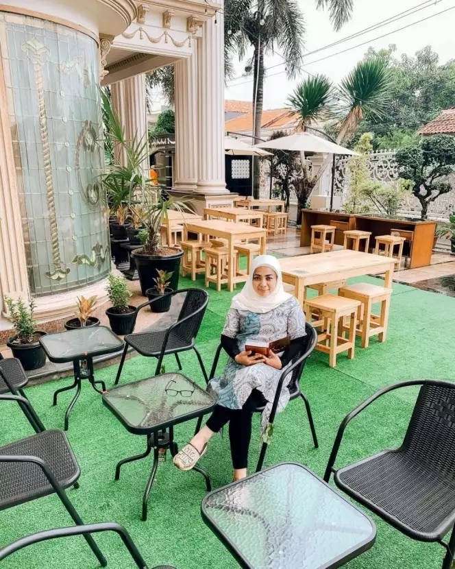 Porter Sederet Artis Buka Usaha Kuliner di Depan Rumah, Teras Rumah Mewah Rp32 Miliar Muzdalifah Diubah jadi Warung Makan