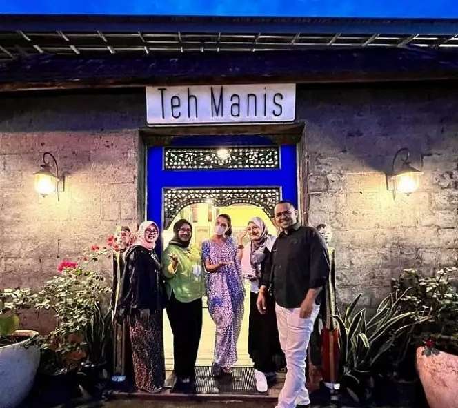 Porter Sederet Artis Buka Usaha Kuliner di Depan Rumah, Teras Rumah Mewah Rp32 Miliar Muzdalifah Diubah jadi Warung Makan