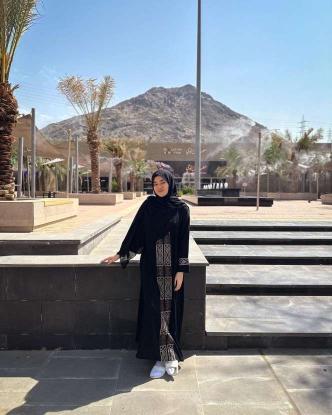 Potret Clara Shinta yang Kini Berhijab usai Pulang Umrah 