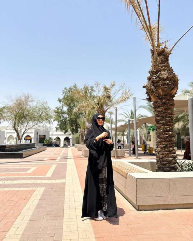 Potret Clara Shinta yang Kini Berhijab usai Pulang Umrah 