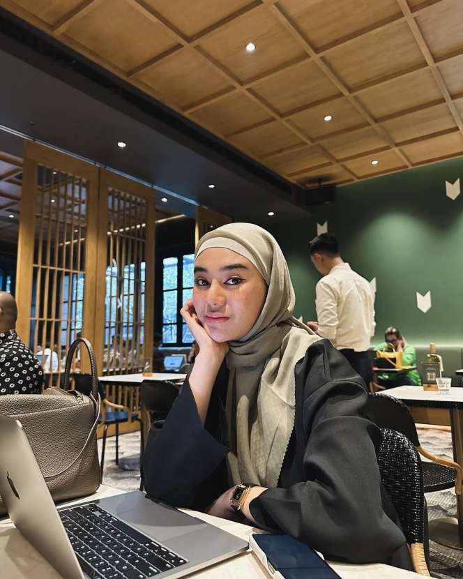 Potret Clara Shinta yang Kini Berhijab usai Pulang Umrah 