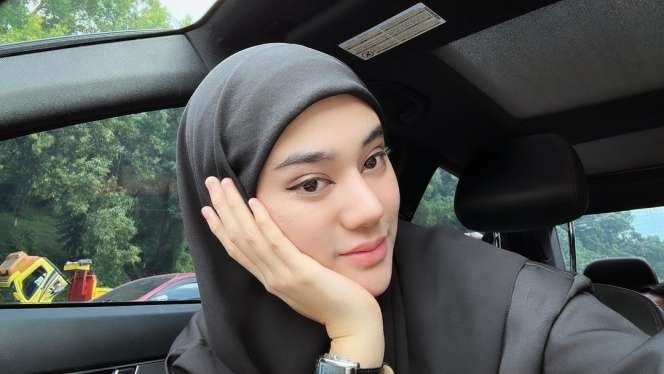 Potret Clara Shinta yang Kini Berhijab usai Pulang Umrah 