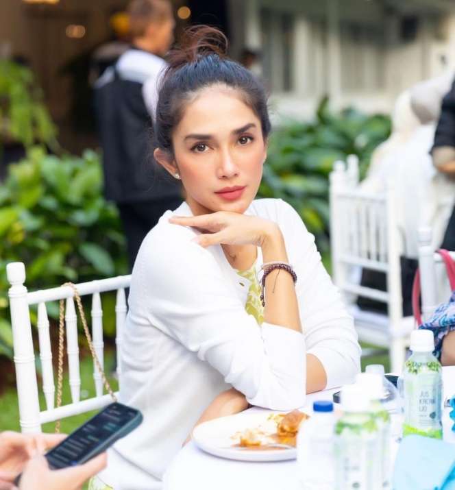 Seleb Perempuan Rela Tinggalkan Masa Mudanya Demi Menikah dengan Pengusaha Tajir