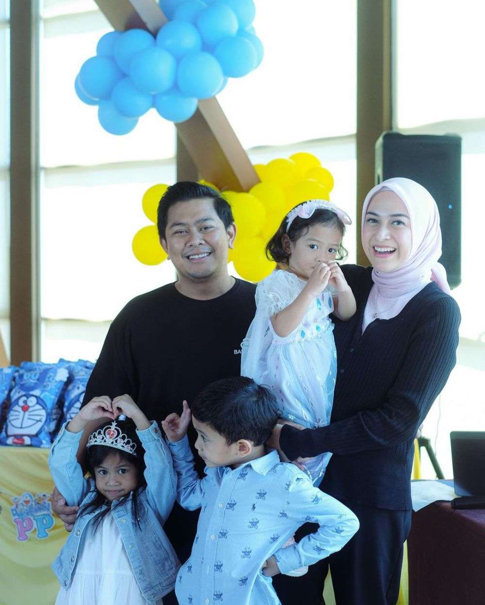 Seleb Perempuan Rela Tinggalkan Masa Mudanya Demi Menikah dengan Pengusaha Tajir