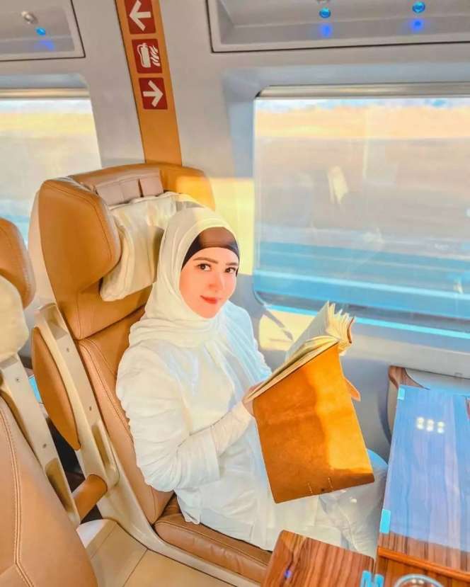 Potret Biduan Dangdut dalam Balutan Hijab, Happy Asmara Paling Disorot
