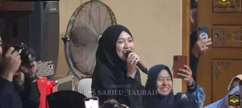 Potret Biduan Dangdut dalam Balutan Hijab, Happy Asmara Paling Disorot