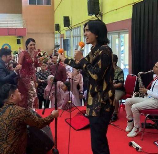 Potret Sheila On 7 Tampil di Acara Pernikahan dengan Panggung ala Kadarnya, tapi Rasanya Seperti Nonton Konser