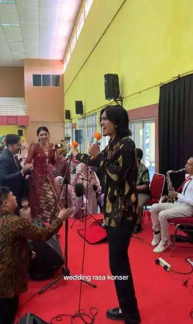 Potret Sheila On 7 Tampil di Acara Pernikahan dengan Panggung ala Kadarnya, tapi Rasanya Seperti Nonton Konser